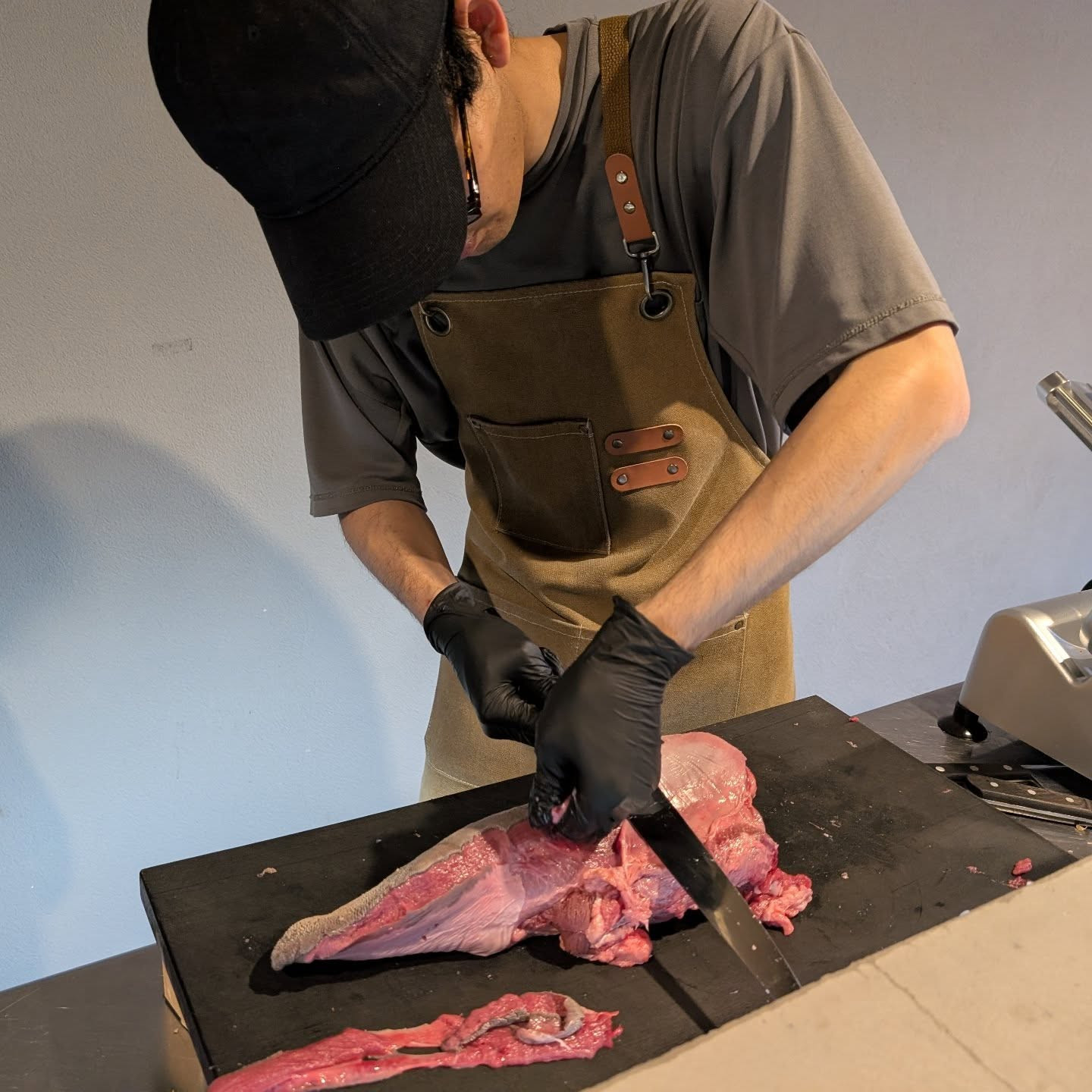 タン定食用のタン剥き練習